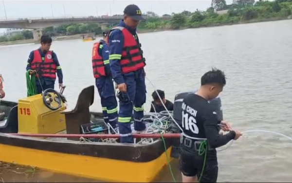 Thiếu tá quân đội mất tích khi lao xuống sông cứu người
