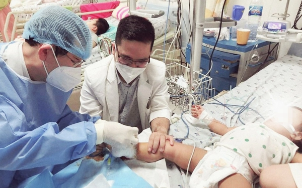 Bác sĩ cảnh báo khẩn: Trẻ uống quá nhiều sữa gây hội chứng “ăn đất”, phát hiện giun trên não