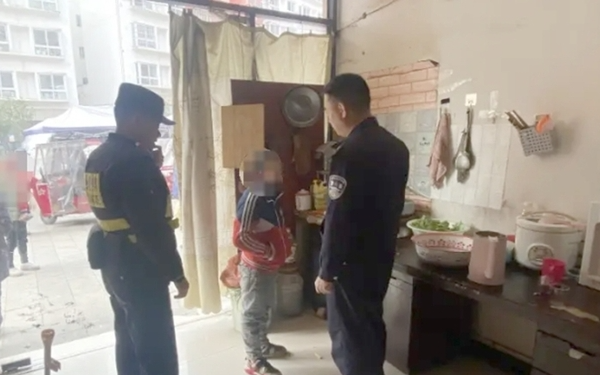 Sợ bị phạt vì chán học, cậu bé gọi cảnh sát tố cáo bố, nào ngờ bố dính vào lao lý
