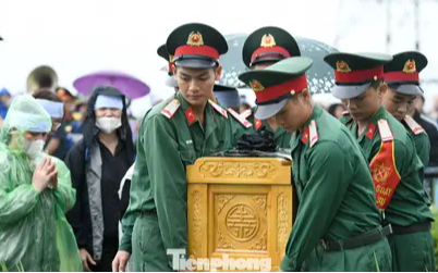 Con trai của Trung tá Trần Văn Tùng: ‘Sao mẹ lại khóc khi bố đi công tác?’
