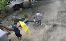 Đang đi bộ trên vỉa hè cùng bố mẹ, con trai 2t thiệt mạng thương tâm