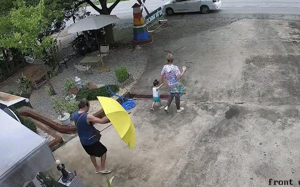 Đang đi bộ trên vỉa hè cùng bố mẹ, con trai 2t thiệt mạng thương tâm