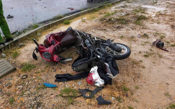 Hai nam sinh tử vong sau va chạm với xe tải