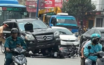 Ô tô Mercedes tông hàng loạt xe máy đang dừng chờ đèn đỏ ở TPHCM