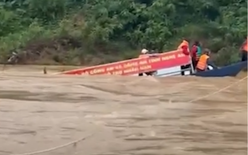 Thuyền chở 10 người chạy lũ bị chìm trên sông