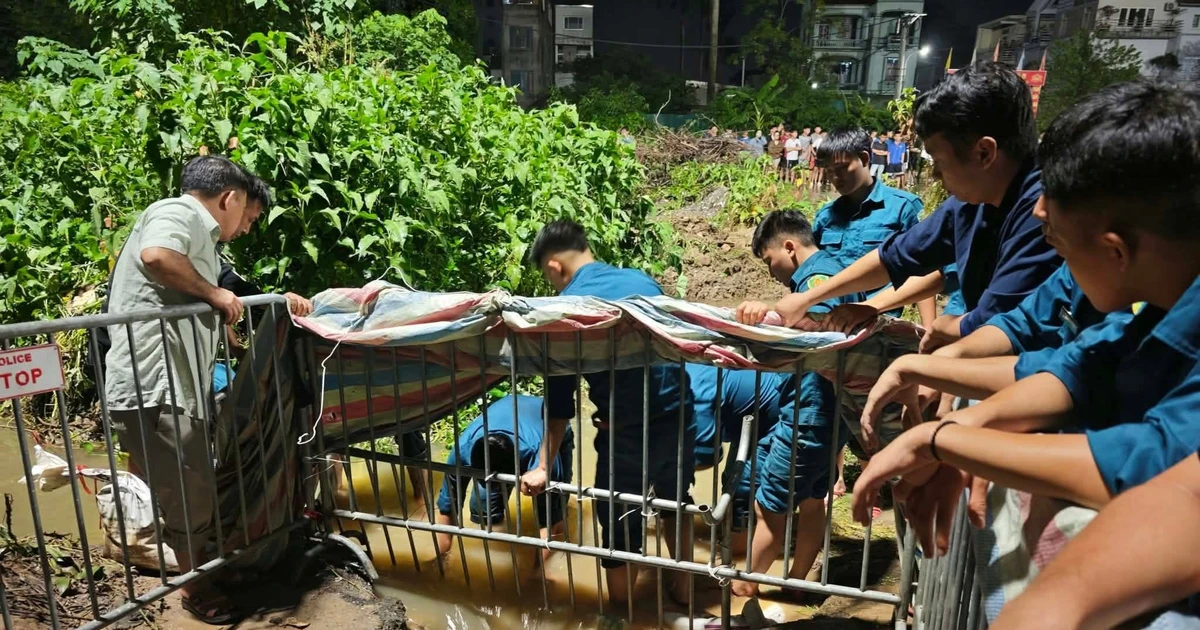 Xuyên đêm tìm kiếm nam sinh nghi mất tích khi qua đường ngập, xe máy mắc miệng cống