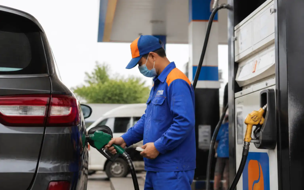 Giá xăng dầu hôm nay 18/9: Trong nước đồng loạt tăng