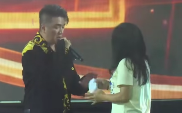 Xôn xao nữ khán giả lao lên sân khấu, la hét vào mặt Đàm Vĩnh Hưng