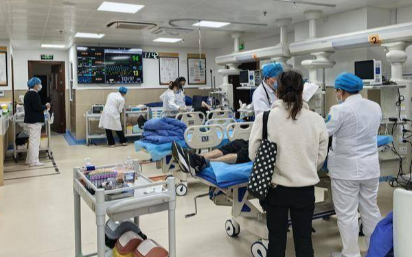 Một người đàn ông hôn mê sau khi bẻ đôi viên thuốc để uống, bác sĩ: 'Còn hơn ngộ độc!'