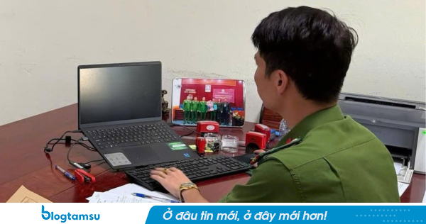 Mời làm việc một người đàn ông mặc áo có logo liên quan đến quảng cáo cờ bạc trực tuyến