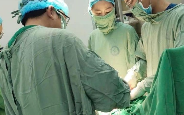 Đòi mổ đẻ cho sản phụ, bác sĩ lập tức khâu lại khi khi thấy cảnh tượng trong bụng