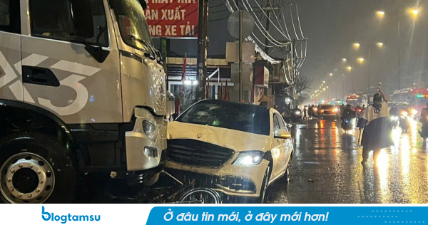 Ôtô tông 6 xe máy ở TP HCM, một người chết