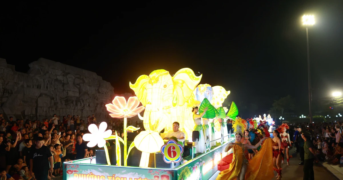 Lãnh đạo phường ở Thái Nguyên nói gì về việc các vũ công rước đèn Trung thu mặc phản cảm?