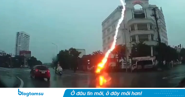 Người phụ nữ bị sét đánh nguy kịch khi đang lái xe máy