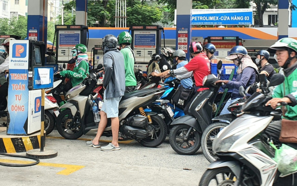 Giá xăng dầu đồng loạt tăng mạnh: Xăng E10 tăng lên mức cao nhất