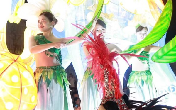 Lãnh đạo phường ở Thái Nguyên nói gì về việc các vũ công rước đèn Trung thu mặc phản cảm?