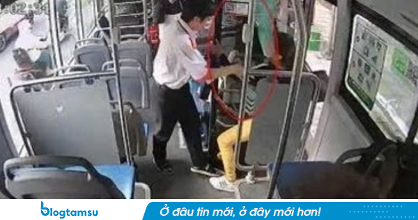 Tiếp viên xe buýt bị đình chỉ vì xô đẩy hành khách