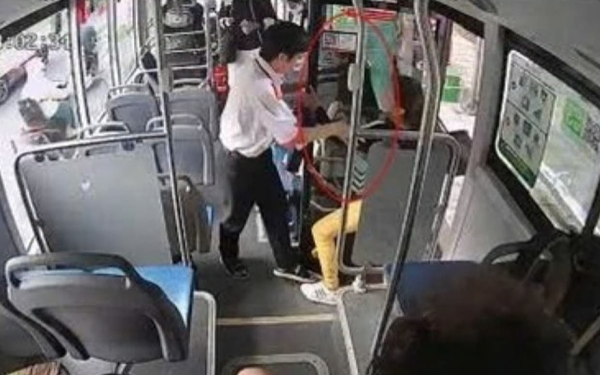 Tiếp viên xe buýt bị đình chỉ vì xô đẩy hành khách