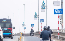 Tháo biển khoảng cách trên cầu Nhật Tân sau ba ngày lắp đặt