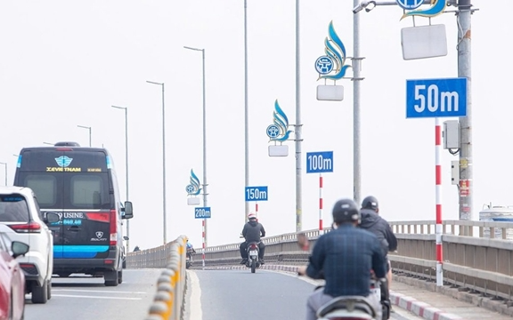 Tháo biển khoảng cách trên cầu Nhật Tân sau ba ngày lắp đặt