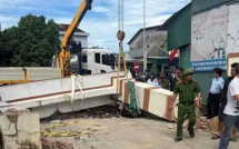 Cổng chào sập, đè đứt tay nam sinh