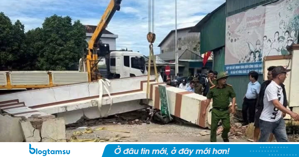 Cổng chào sập, đè đứt tay nam sinh