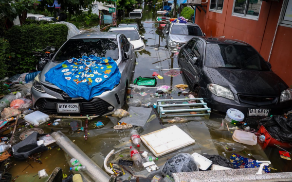 Những hình ảnh khó tin khi Bangkok ngập ngày thứ 3: 80.000 người mắc kẹt, ô tô chỉ còn thấy nóc