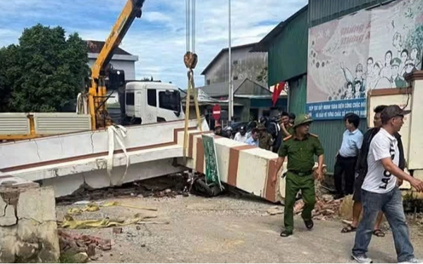 Xe cẩu va cổng làng, bé trai lớp 3 bị đứt lìa cánh tay