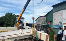 Xe cẩu va cổng làng, bé trai lớp 3 bị đứt lìa cánh tay