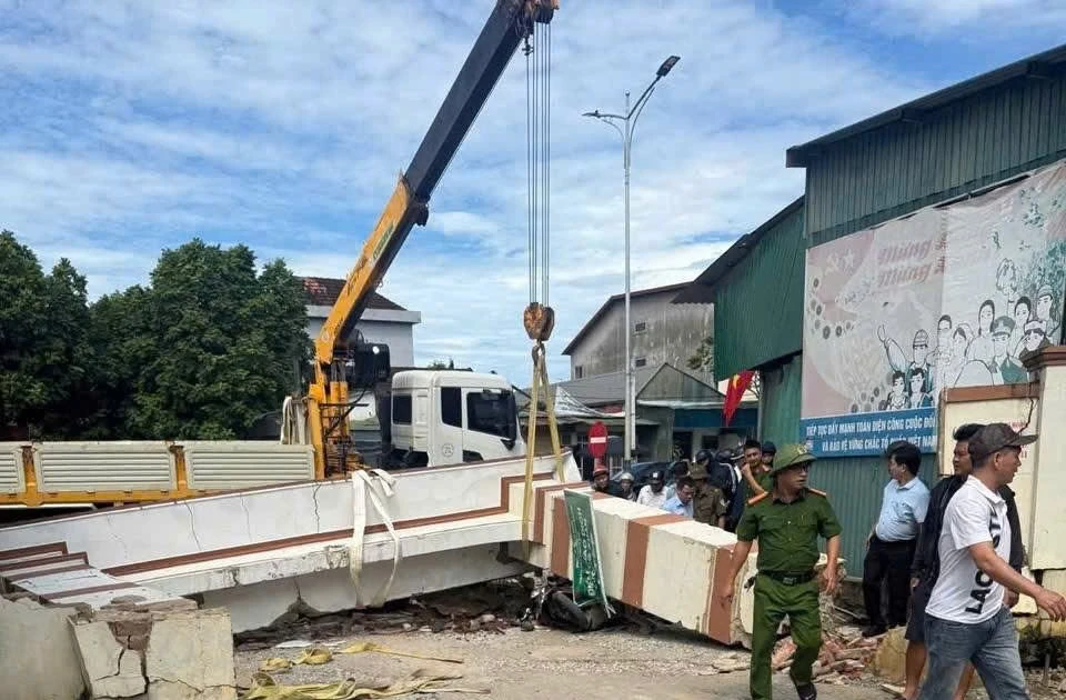 Xe cẩu va cổng làng, bé trai lớp 3 bị đứt lìa cánh tay