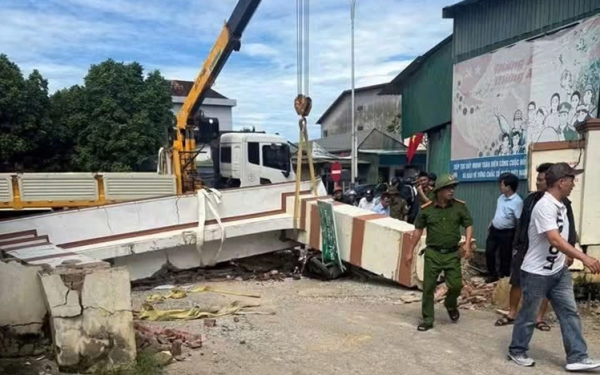 Cổng chào sập, đè đứt tay nam sinh