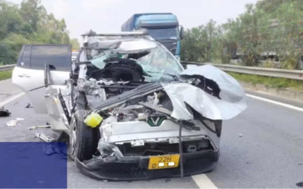 Xe con vỡ nát sau cú đâm đuôi xe đầu kéo trên cao tốc Nội Bài - Lào Cai