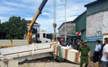 Vụ bé trai lớp 3 bị cổng làng đổ sập: Tạm giữ phương tiện để điều tra