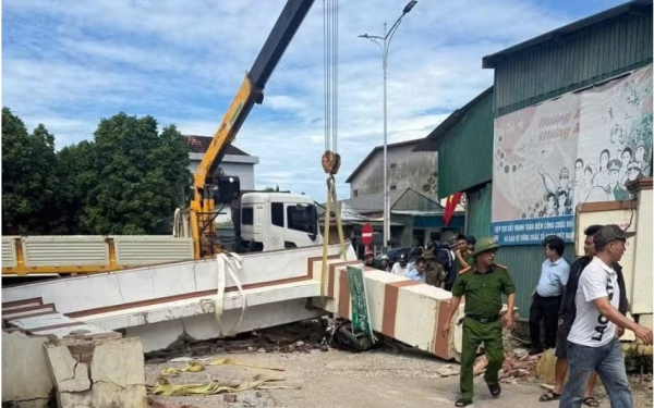 Vụ bé trai lớp 3 bị cổng làng đổ sập: Tạm giữ phương tiện để điều tra