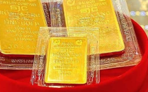 Giá vàng bật tăng, nới rộng khoảng cách với thế giới