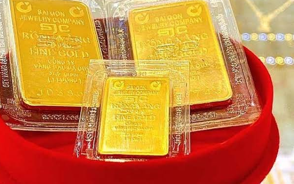 Giá vàng bật tăng, nới rộng khoảng cách với thế giới