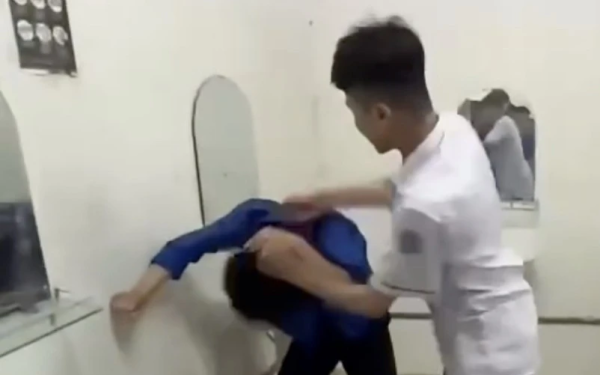 Nam sinh lớp 12 bị bạn học đánh gãy xương mũi