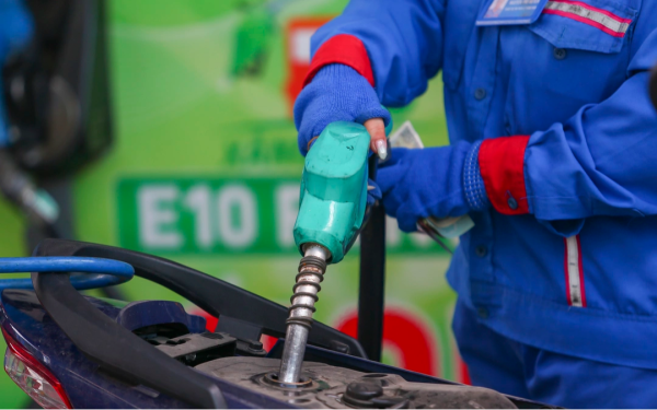 Giá xăng E10 lên gần 27.200 đồng một lít