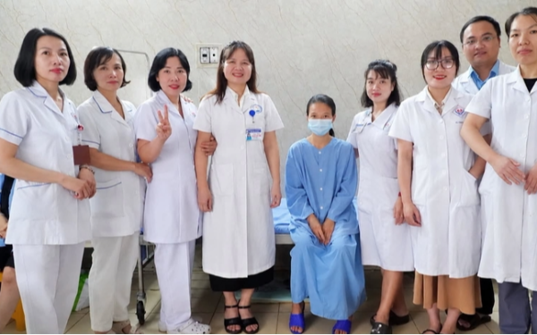 Bệnh viện báo động đỏ cứu sản phụ đẻ rơi con tại nhà