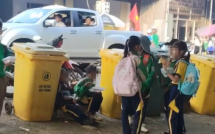 Xót cảnh học sinh ngồi ăn sáng trước cổng trường