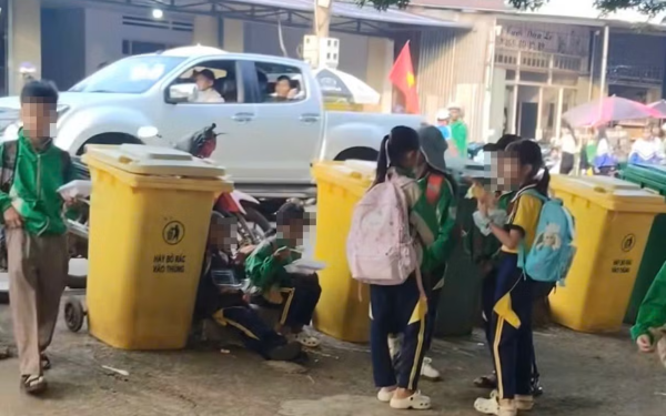 Xót cảnh học sinh ngồi ăn sáng trước cổng trường