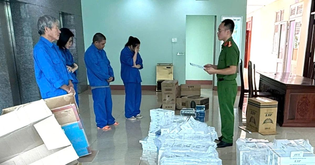 4 người trong một gia đình cùng bị khởi tố, công an thu giữ gần 9000 gói thuốc lá nhập lậu