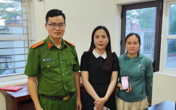 Công an phường Liêm Tuyền kịp thời giúp người dân nhận lại hơn 1 tỷ đồng chuyển khoản nhầm