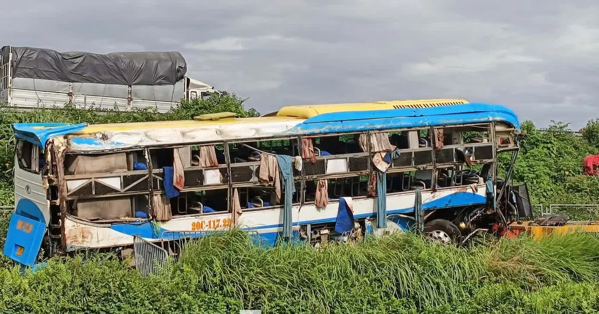 Thông tin mới vụ xe khách lao khỏi cao tốc Pháp Vân - Cầu Giẽ làm 4 người tử vong