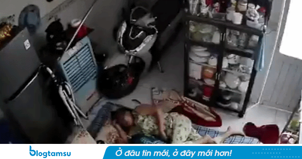 Đôi vợ chồng đang nằm ngủ trưa dậy thấy có gì đó sai sai, xem lại cam thì hoảng hồn với cảnh tượng khó nói
