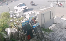 Camera ghi lại vụ bé trai 15 tuổi lên xe tải phóng vút đi