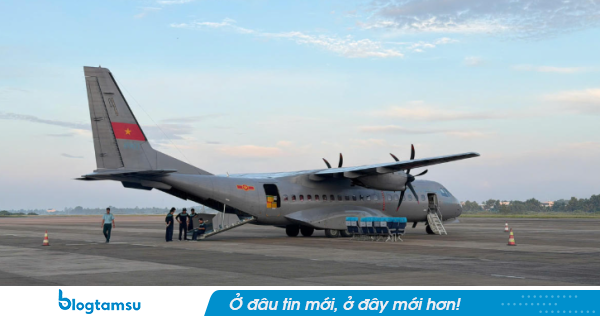 Vận chuyển 15.401 mẫu sinh phẩm hài cốt liệt sĩ bằng máy bay quân sự ra Hà Nội để giám định ADN