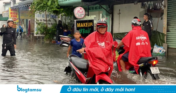 Mưa lớn dồn dập ở TPHCM, cơ quan khí tượng cảnh báo 'khẩn'