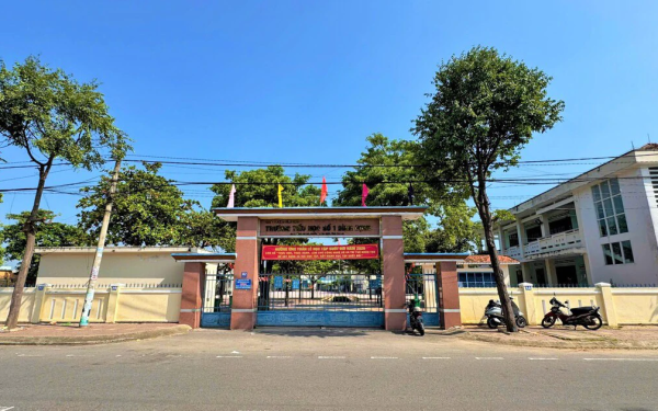 Vụ học sinh làm hơn 10 trang bài tập mỗi đêm: Công an truy tìm "phụ huynh ảo" đứng sau bài đăng