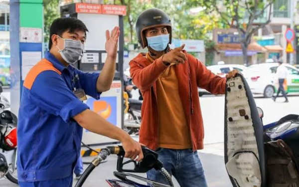 Giá xăng dầu hôm nay: Biến động mạnh, xăng E5, E10 tăng mức mới
